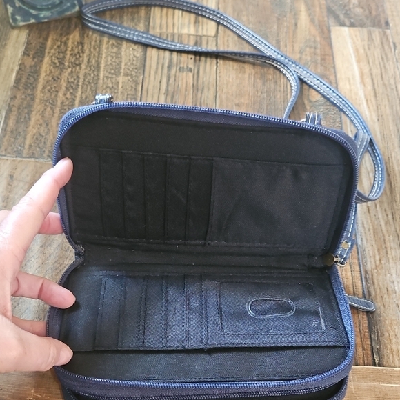 boc Navy and Light Blue Wristlet Clutch With Crossbody Strap - Picture 4 of 9